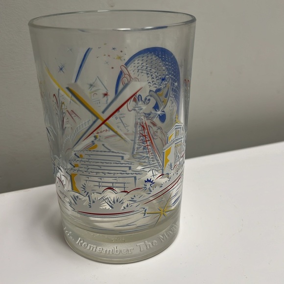 Walt Disney World 25 glass. - Picture 2 of 7